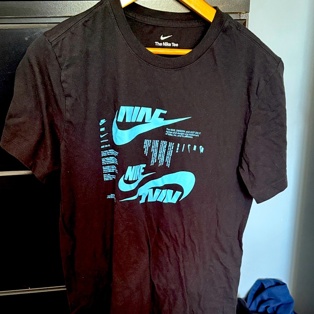 Nike Men's Black and Blue Graphic Tee size small